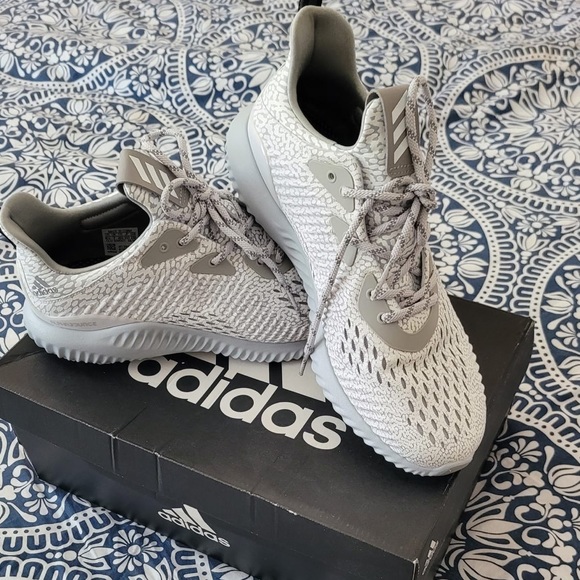 AlphaBounce | Adidas Sneaker - Picture 2 of 4